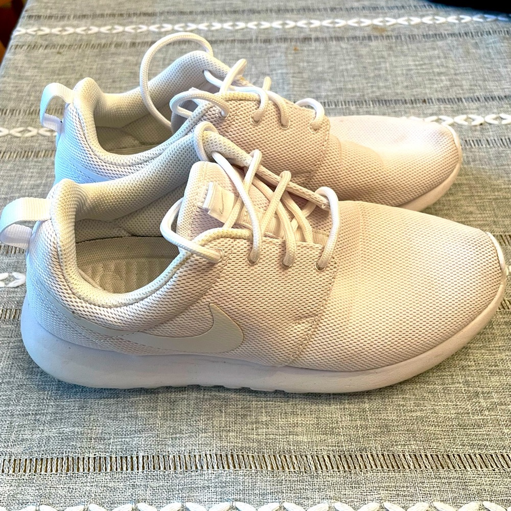 Nike Roushe one triple white used  size 8.5